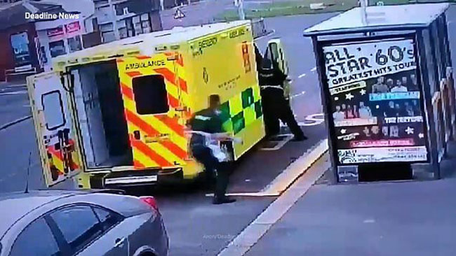 అంబులెన్సు ఎత్తుకెళ్లాలని చూసి.. అడ్డంగా బుక్కయ్యాడు!