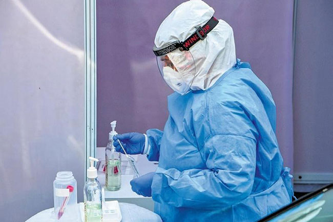 పీపీఈ కిట్ల పేరు చెప్పి రూ. లక్షల్లో వసూళ్లు.. ప్రైవేట్ ఆస్పత్రుల దోపిడీపై సర్వత్రా విమర్శలు