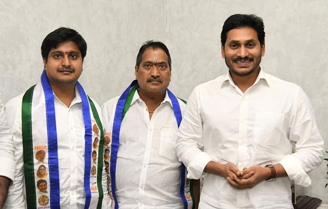 పండగ పూట అయినా బాబుకు షాకివ్వటం ఆపరా?
