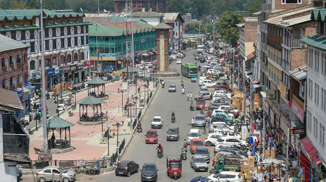 ఏడాది పూర్తి.. కశ్మీర్ లో ఇప్పుడు పరిస్థితి ఎలా ఉంది? ఏడాది పూర్తి.. కశ్మీర్ లో ఇప్పుడు పరిస్థితి ఎలా ఉంది?