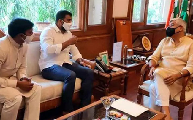 కేంద్ర జలశక్తి మంత్రితో భేటీ అయిన ఏపీ మంత్రి - ఎంపీలు