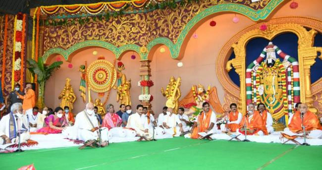 తిరుమల శ్రీవారిని దర్శించుకున్న ఏపీ, కర్నాటక ముఖ్యమంత్రులు !