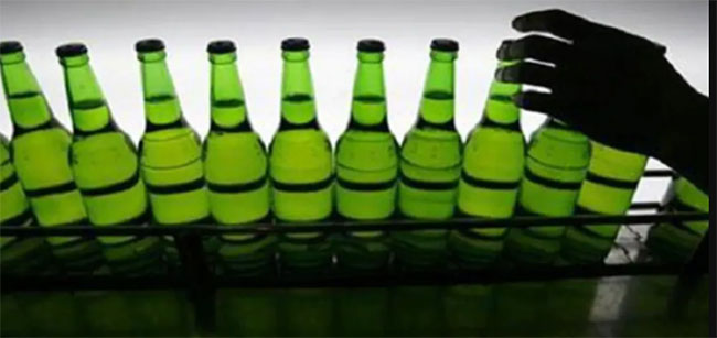 మద్యం అక్రమరవాణాలో చిక్కిన ఏపీ పోలీసులు మద్యం అక్రమరవాణాలో చిక్కిన ఏపీ పోలీసులు