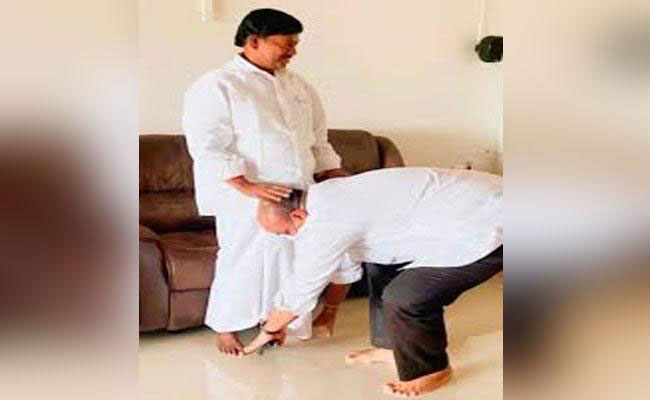 కాళ్లు పట్టి అచ్చెన్నా.. ‘కుర్చీ’ లాగేశాడా?