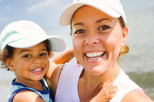 పసి పిల్లలన్న జాలి కూడా లేదు! అమెరికన్​ ఎయిర్​లైన్స్​ ఓవర్​ యాక్షన్​!