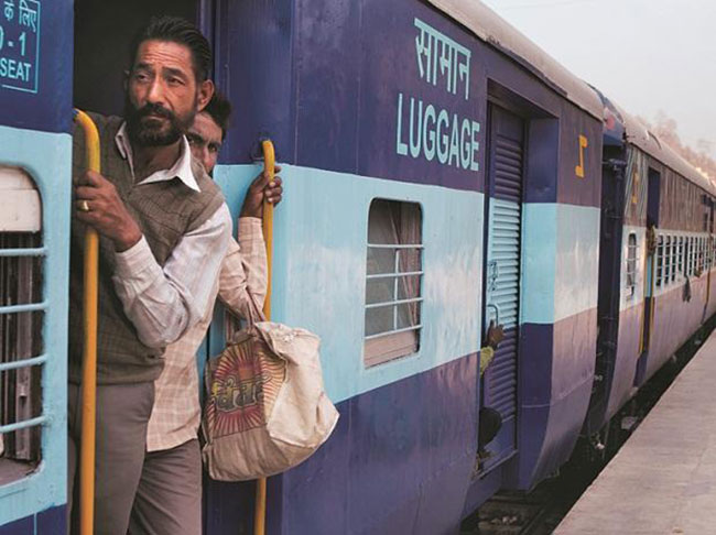 రైల్వే ప్రయాణికుల నెత్తిన మరో భారం.. మోడీ సర్కారు కొత్త నిర్ణయం?