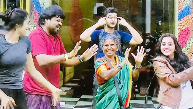 బిబి4 డే2 : కట్టప్ప ఎవరు.. అదే ఏడుపు.. గ్లోరి సోహైల్ గరం గరం ఎంట్రీ బిబి4 డే2 : కట్టప్ప ఎవరు.. అదే ఏడుపు.. గ్లోరి సోహైల్ గరం గరం ఎంట్రీ