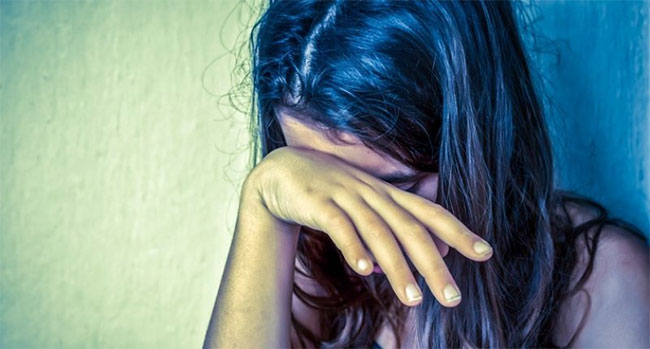 కేసు వాపస్ తీసుకో ..లేకపోతే , నగ్న ఫోటోలు యూట్యూబ్ లో అప్లోడ్ చేస్తా !..సినీ రచయిత పై కేసు!