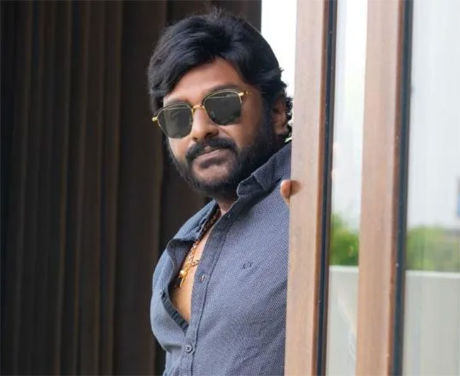 చిరు.. బాలయ్యల్లో ముందు ఎవరితో?