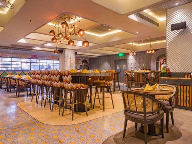 రెస్టారెంట్లు.. భోజనాలే కాదు కరోనాను వడ్డిస్తున్నాయి