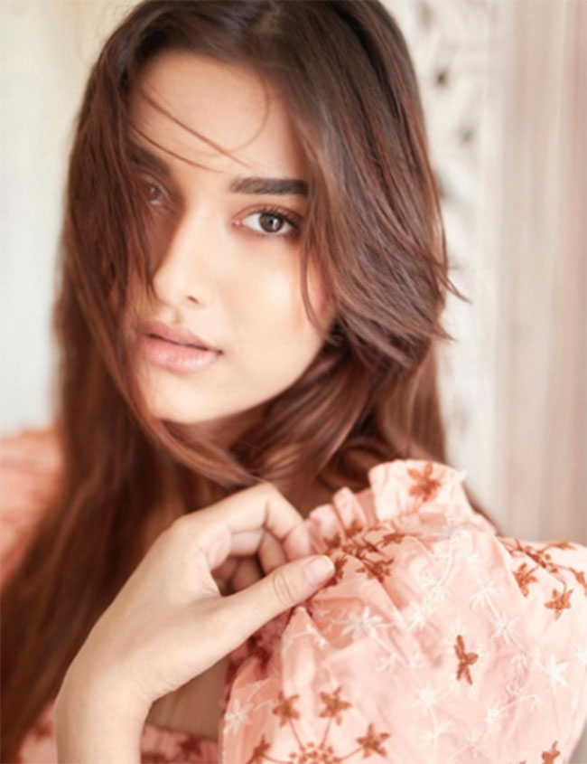 ఘ‌ట్ట‌మ‌నేని క్యాంప్ లో ద‌బాంగ్ బ్యూటీ