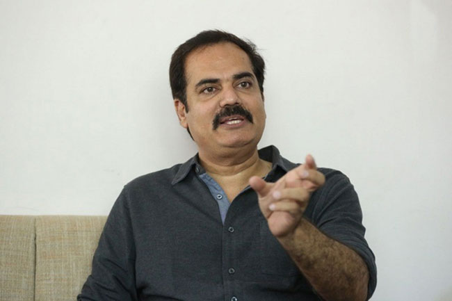 పవన్ ని నమ్ముకొని ఆ డైరెక్టర్ అన్యాయం అయిపోయాడా...?