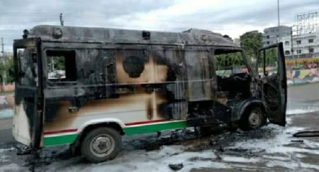 అంబులెన్స్  నిప్పు పెట్టిన మాజీ రౌడీ షీటర్  !