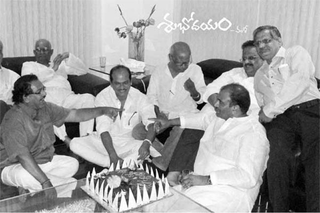 బాపు వర్ధంతి : వైరల్‌ అవుతున్న లెజెండ్స్‌ పాత ఫొటో