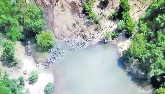 వాగు దాటుతున్న మావోయిస్టులు.... పోలీసుల డ్రోన్ వీడియో ! వాగు దాటుతున్న మావోయిస్టులు.... పోలీసుల డ్రోన్ వీడియో !