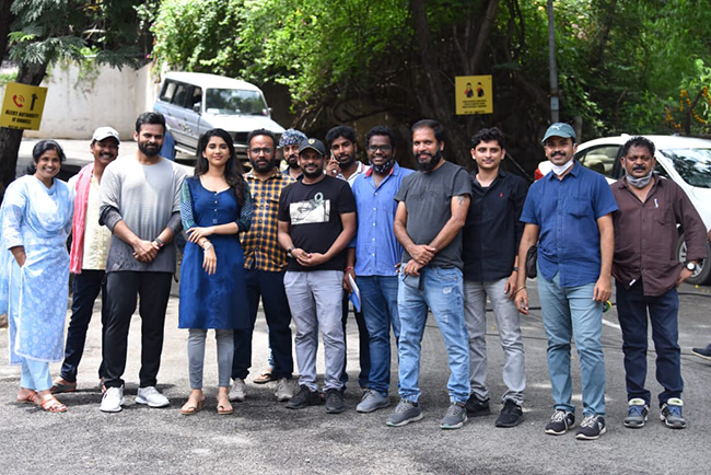 మెగా హీరో మూవీకి గుమ్మడికాయ కొట్టేసారు..!! మెగా హీరో మూవీకి గుమ్మడికాయ కొట్టేసారు..!!