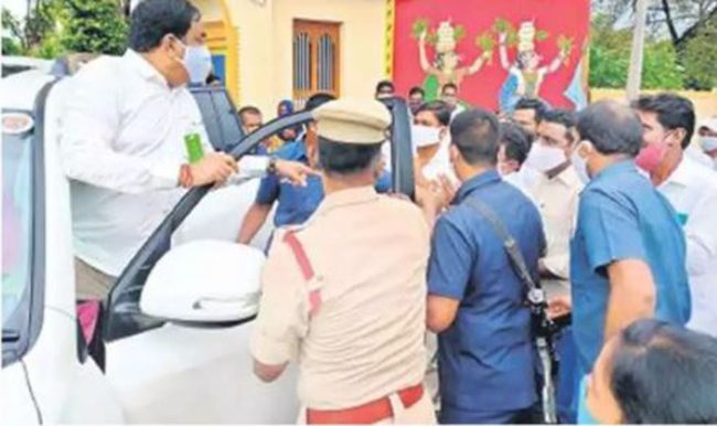 మీరు చేసుకున్న పనే అంటూ .. ఫీల్డ్ అసిస్టెంట్లపై మంత్రి ఎర్రబెల్లి ఫైర్ మీరు చేసుకున్న పనే అంటూ .. ఫీల్డ్ అసిస్టెంట్లపై మంత్రి ఎర్రబెల్లి ఫైర్