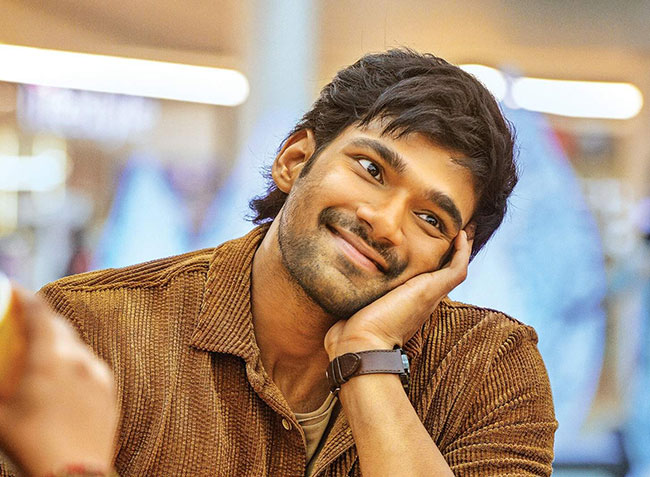 కేజీఎఫ్ 2 సెట్స్ నుంచి బెల్లంకొండ కోసం..! కేజీఎఫ్ 2 సెట్స్ నుంచి బెల్లంకొండ కోసం..!