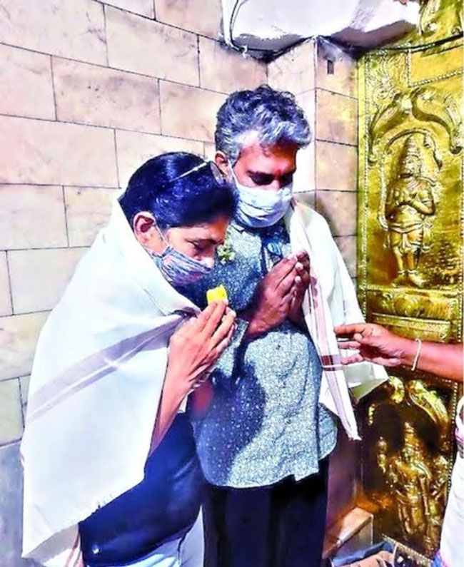 కర్ణాటకలోని పురాతన ఆలయంలో పూజలు చేసిన రాజమౌళి దంపతులు...!