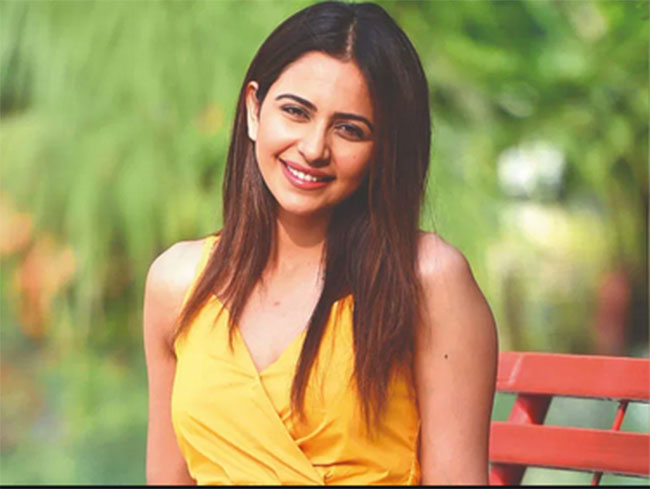 మీడియా హంగామా కి విమానాశ్రమంలో కంగారు పడ్డ రకుల్ !