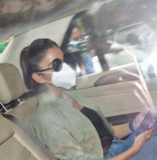 NCB విచారణకు రకుల్.. కెమెరా ఫ్లాష్ ల దెబ్బకు బ్లాక్ గ్లాసెస్ ధరించింది...!