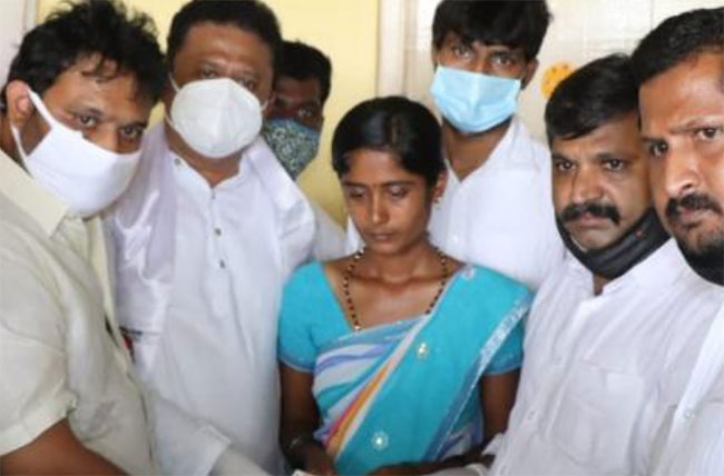 అభిమానుల‌ కుటుంబాల‌కు చెక్కులు అందించిన చర‌ణ్