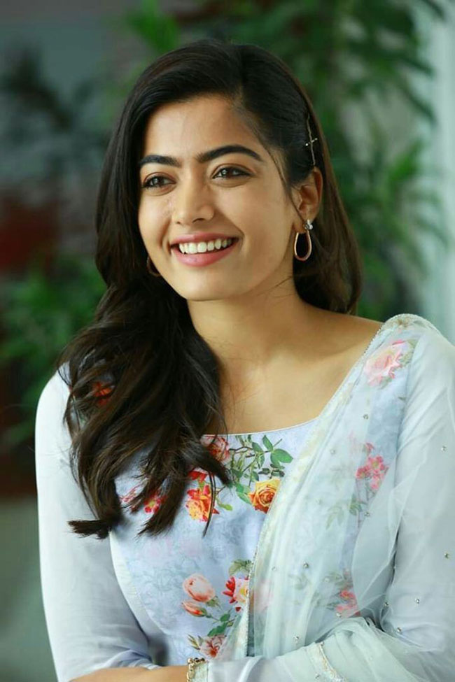 హోటళ్ల లో రష్మిక చిలిపి పనులు..  ఇప్పటికీ మానలేక పోతుందట!