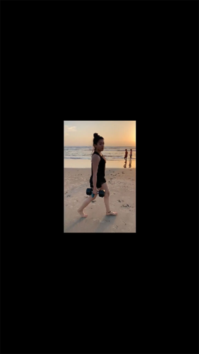 వీడియో : బీచ్‌ లో ముద్దుగుమ్మ కష్టం