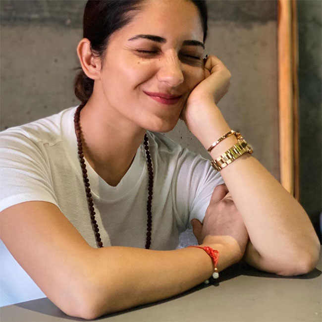 ఫొటోటాక్ : హిట్ బ్యూటీ క్యూట్ స్టిల్ ఫొటోటాక్ : హిట్ బ్యూటీ క్యూట్ స్టిల్