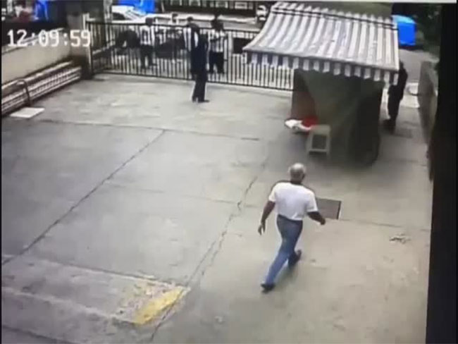 రిటైర్డ్ నావికాదళ అధికారిపై శివసేన కార్యకర్తల దాడి !