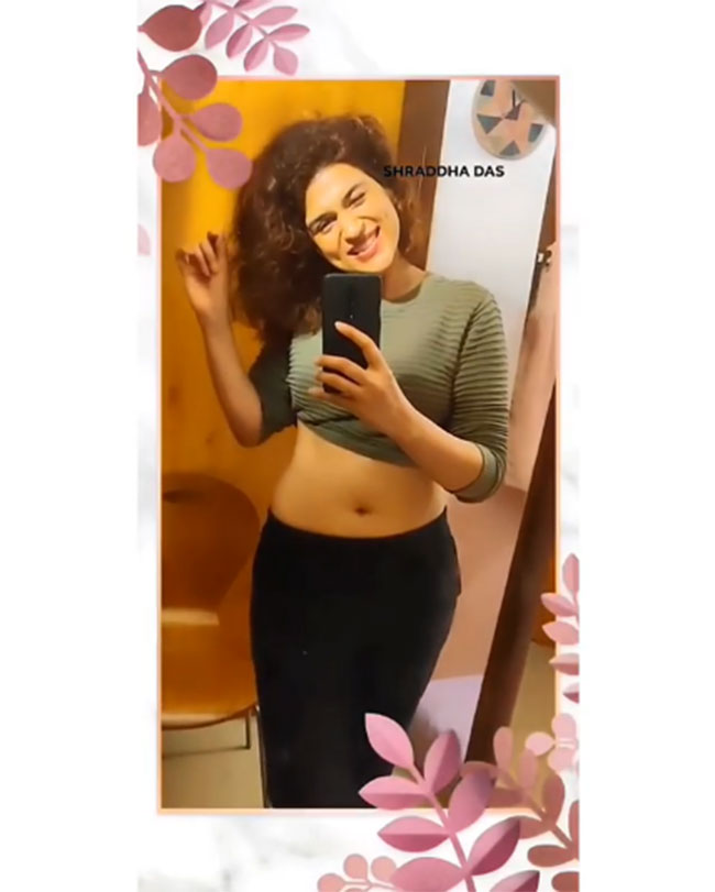 ఫొటో టాక్ : నాభి సుందరి నాజూకు సోకులేవీ? ఫొటో టాక్ : నాభి సుందరి నాజూకు సోకులేవీ?