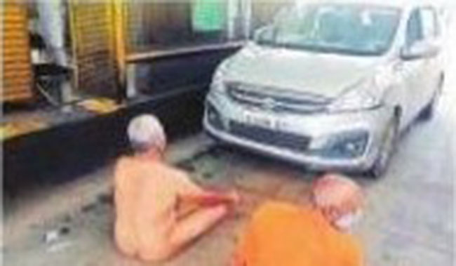 పన్ను రద్దు చేయాలని ఆ స్వామీజీ దిగంబర నిరసన పన్ను రద్దు చేయాలని ఆ స్వామీజీ దిగంబర నిరసన