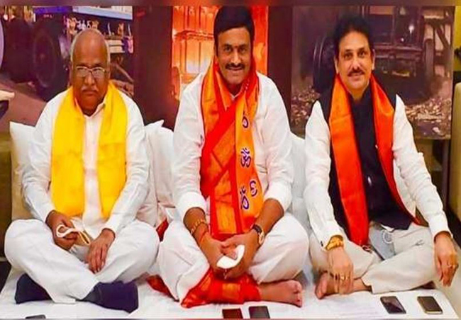 వైసీపీ ఎంపీ దీక్షలో కూర్చున్న టీడీపీ ఎంపీ!