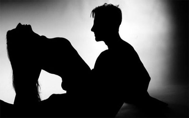 శృంగారం శ్రుతిమించి మంచం పైనే  ప్రాణాలు కోల్పోయిన యువతి !