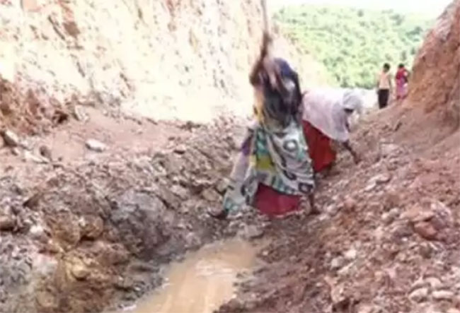 నీట ఊటకోసం కొండను పిండిచేశారు.. గిరిజన మహిళల ఘనత