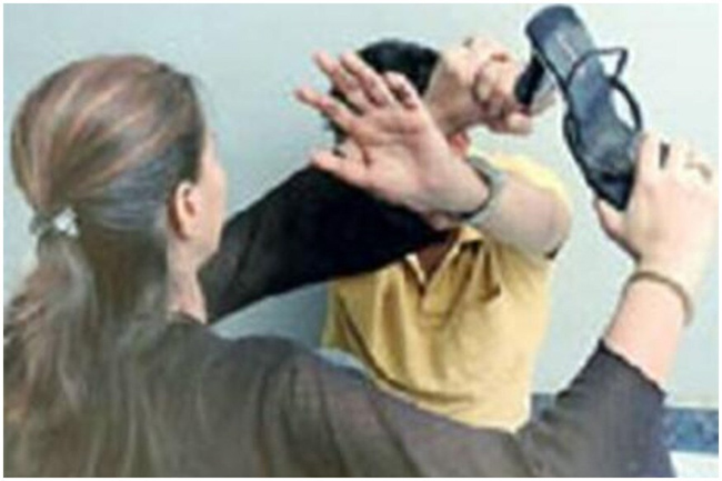 పోలీసుల ముందే భర్తను చితక్కొట్టింది పోలీసుల ముందే భర్తను చితక్కొట్టింది