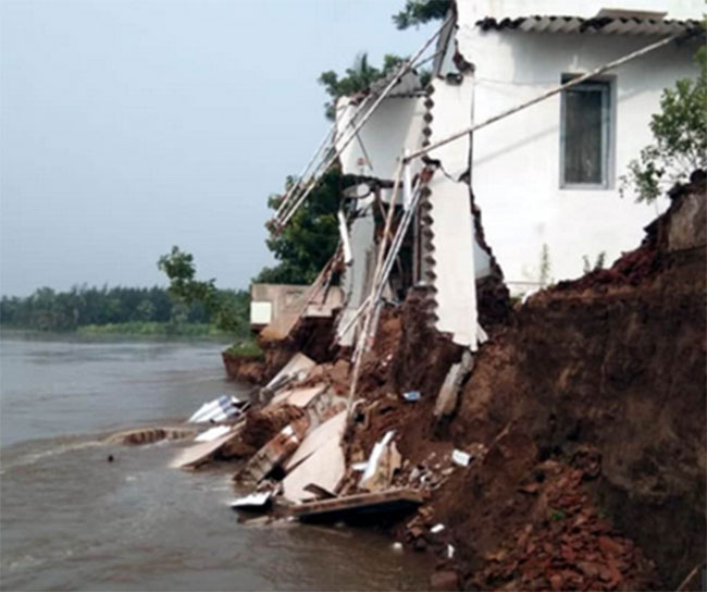 వరదలో కొట్టుకెళ్లిన శర్వానంద్ తాత ఇల్లు వరదలో కొట్టుకెళ్లిన శర్వానంద్ తాత ఇల్లు