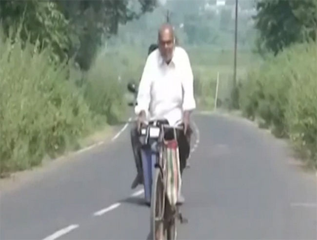 ఈ డాక్టర్​ తాతయ్య నిజంగా దేవుడే..  యువ వైద్యులకు పాఠమే!