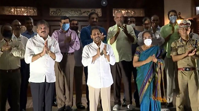 చప్పట్లు.. సీఎం కొట్టారు.. ఎమ్మెల్యేలు ఎందుకు కొట్టలేదో తెలుసా!? చప్పట్లు.. సీఎం కొట్టారు.. ఎమ్మెల్యేలు ఎందుకు కొట్టలేదో తెలుసా!?