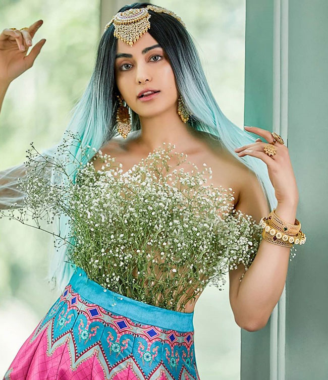 టాప్ లేపిన అదా.. పూలతో ఫూల్స్ ని చేసింది! టాప్ లేపిన అదా.. పూలతో ఫూల్స్ ని చేసింది!