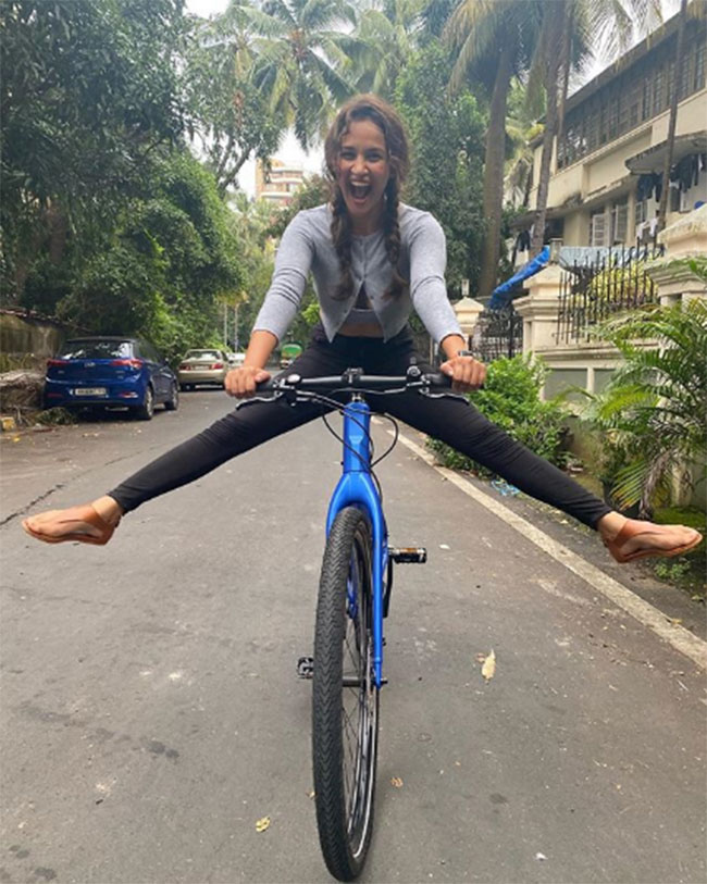 చెలరేగి కామెంట్లు చేస్తున్న శర్మా గాళ్ .. ఇలా అయితే కష్టమే చెలరేగి కామెంట్లు చేస్తున్న శర్మా గాళ్ .. ఇలా అయితే కష్టమే