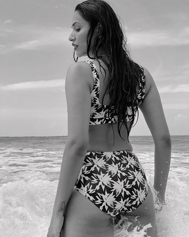 బికినీ బీచ్ ని షేక్ చేసిన అక్ష‌ర గౌడ‌