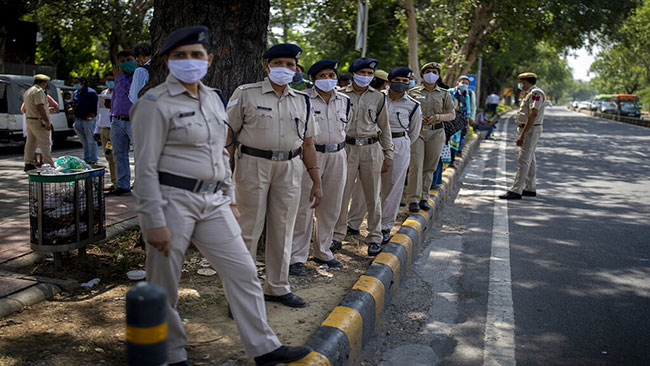 ప్రాథమికహక్కుల కూడా పట్టవా.. హథ్రాస్ ఘటనపై హైకోర్టు సీరియస్ ప్రాథమికహక్కుల కూడా పట్టవా.. హథ్రాస్ ఘటనపై హైకోర్టు సీరియస్