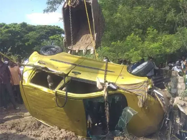 విగతజీవిగా అమీన్‌పూర్ ఆనంద్ .. ఐదు రోజుల తర్వాత కారుతో సహా వాగులో .. !