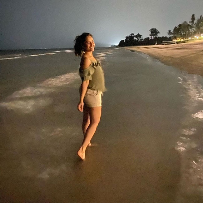 ఫొటోటాక్‌ : అనసూయ మళ్లీ బీచ్‌ లో స్కట్‌ షికారు