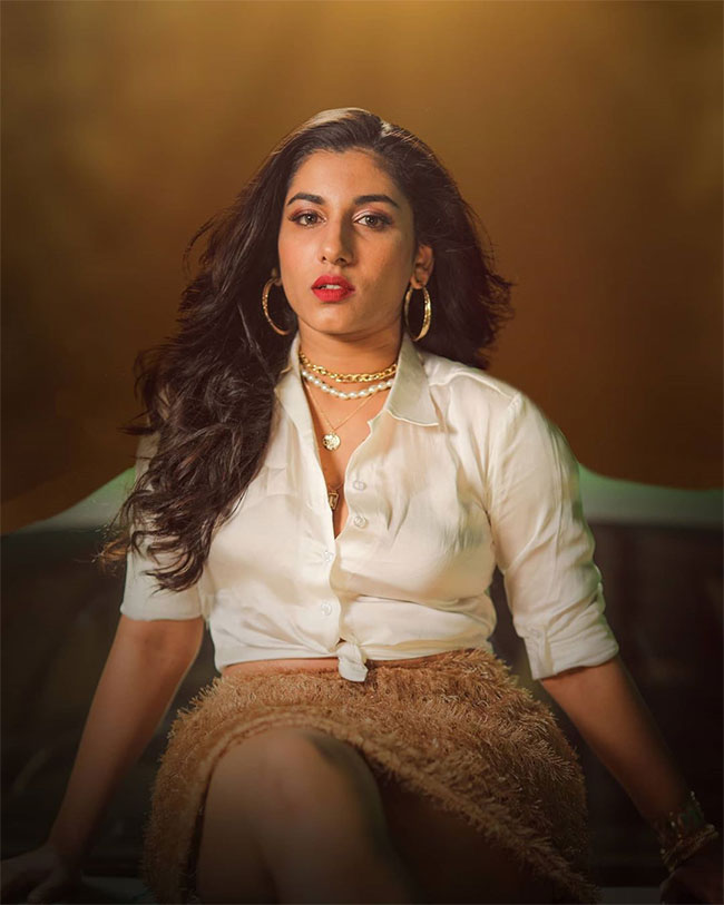 ఫొటోటాక్ : మరీ రొమాంటిక్గా హాట్ యాంకర్ ఫొటోటాక్ : మరీ రొమాంటిక్గా హాట్ యాంకర్