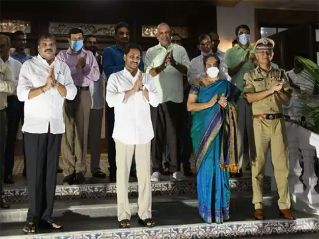 చప్పట్లతో వలంటీర్లకి శుభాకాంక్షలు తెలిపిన సీఎం జగన్ !