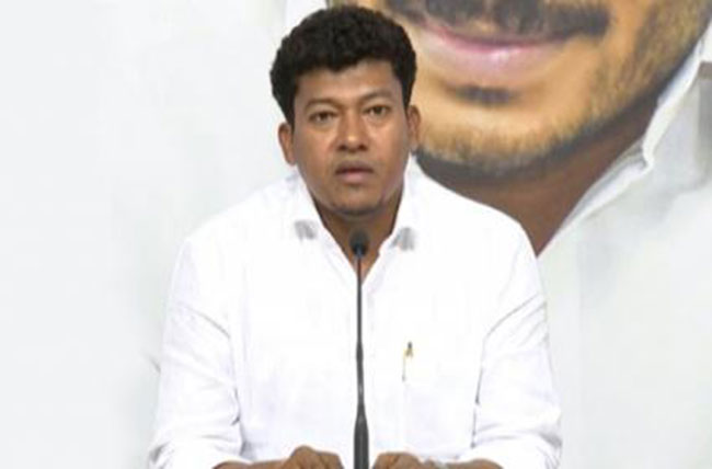 రాజకీయాలను వేడిక్కించేస్తున్న రాజీనామాల సవాళ్ళు రాజకీయాలను వేడిక్కించేస్తున్న రాజీనామాల సవాళ్ళు