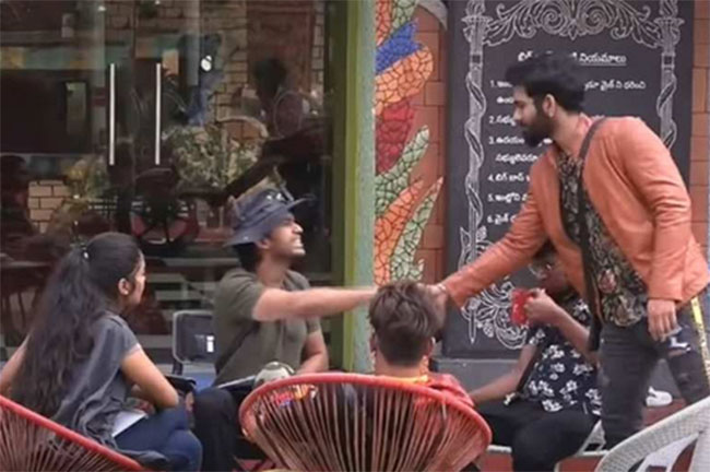 బిబి4 : అభిజిత్‌ దర్శకత్వంలో అఖిల్‌.. మోనాల్‌ ప్రేమ మొదలైంది