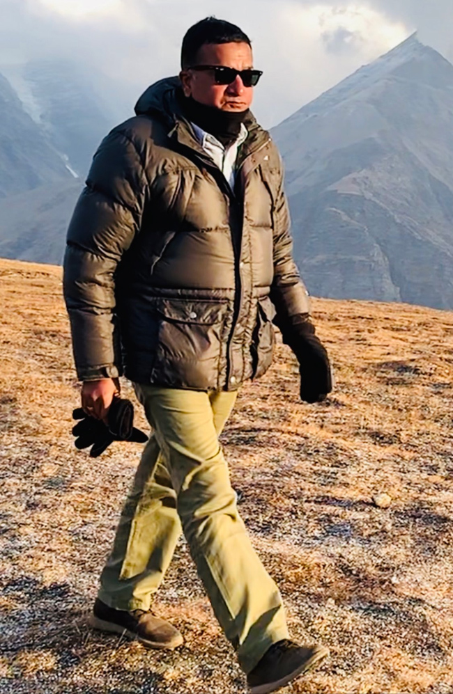 నాగ్‌ వైల్డ్‌ డాగ్ కోసం బాలీవుడ్‌ హీరో తండ్రి స్టంట్స్...!